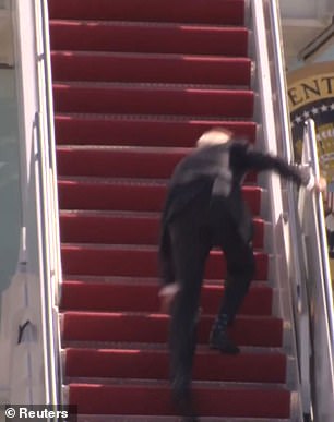 Joe Biden falls climbing the stairs of Air Force One