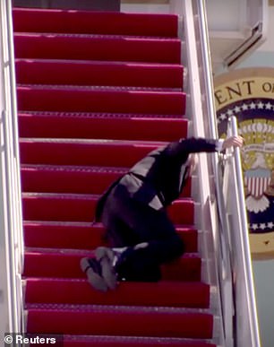 Joe Biden falls climbing the stairs of Air Force One