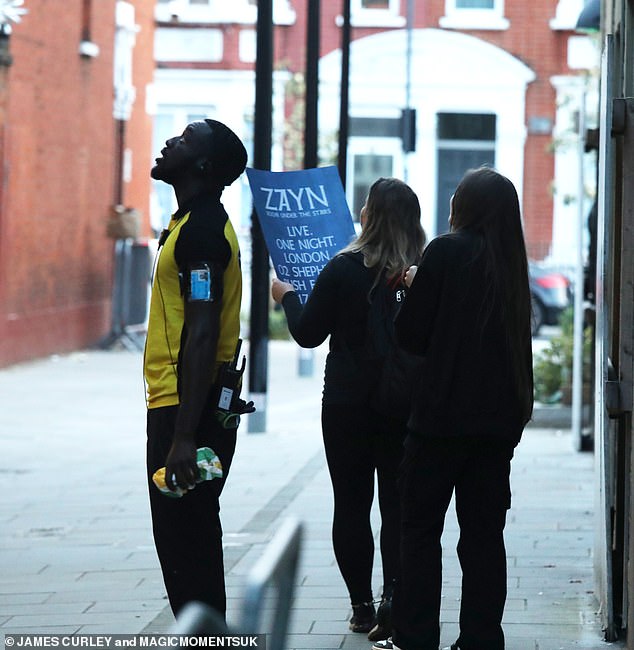 In support of his fans, Zayn was seen throwing signs out of his dressing room window to the queue of people below.