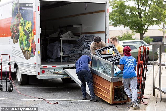 A lobster tank goes on the back of a truck in Maryland