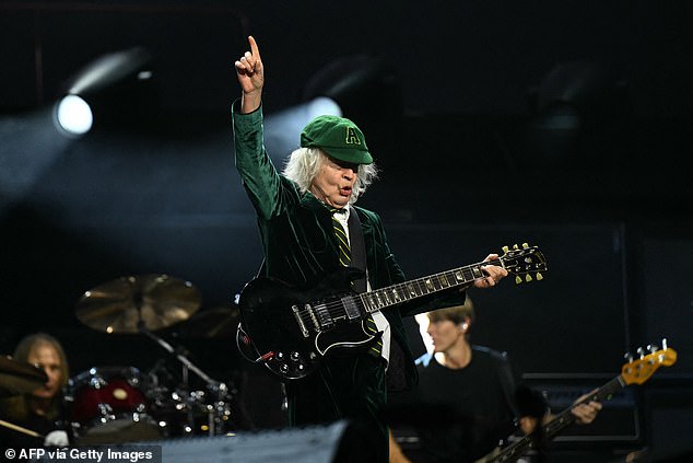 Angus did not disappoint and donned his trademark green velvet cap and uniform.