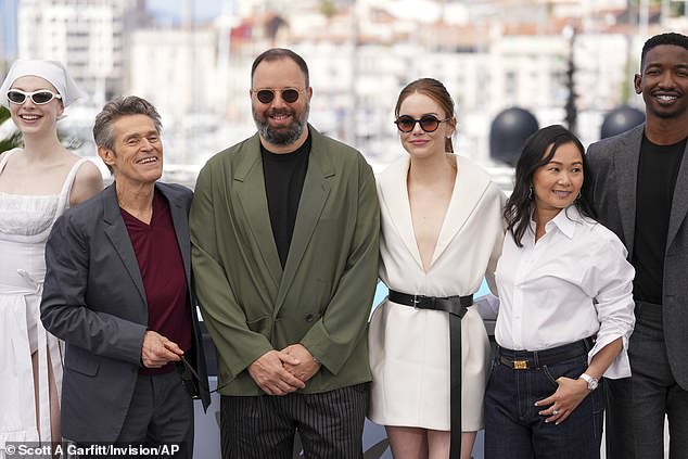 Hunter Schafer Willem Dafoe, director Yorgos Lanthimos, Emma Stone, Hong Chau and Mamoudou Athie (LR)