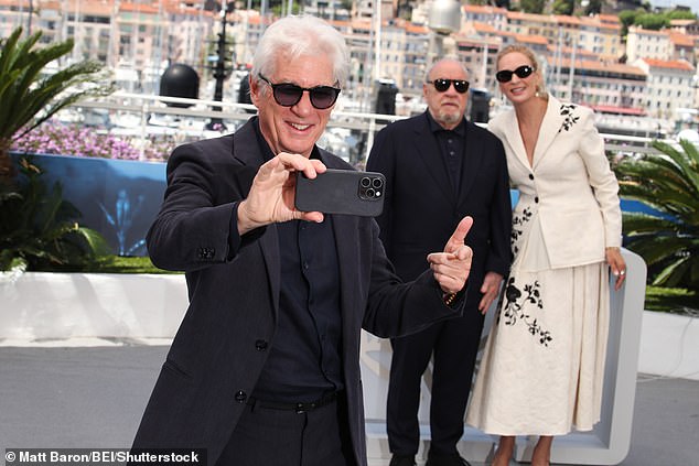 At the photo shoots, Uma joked with Oh, Canada star Richard Gere and the film's director and writer, Paul Schrader.