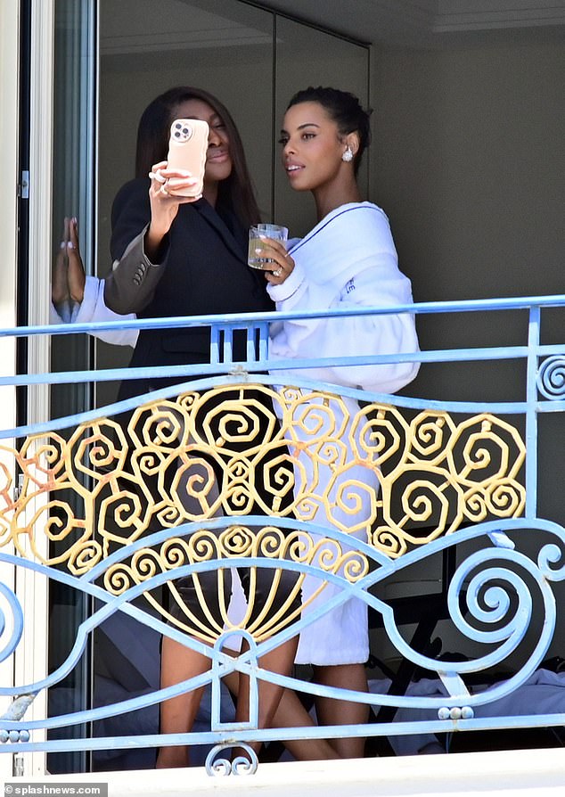 The star was also seen playfully posing for a selfie with a friend.