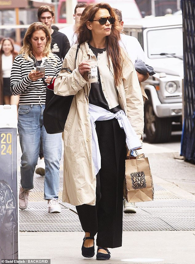 The artist, who was recently seen hanging out with her daughter Suri, also kept a light blue button-down shirt around her waist and completed her afternoon look with jet black pumps.