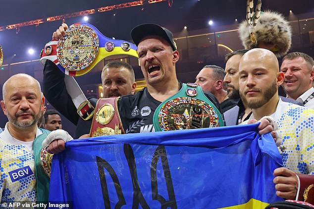 Usyk and his team hold their four heavyweight belts after the triumphant victory.