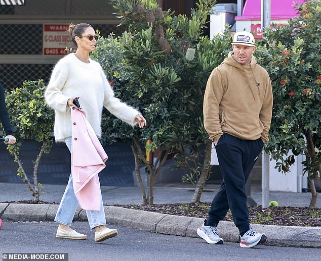 She added a pair of blue jeans and cream canvas loafers while wearing a pair of designer sunglasses.