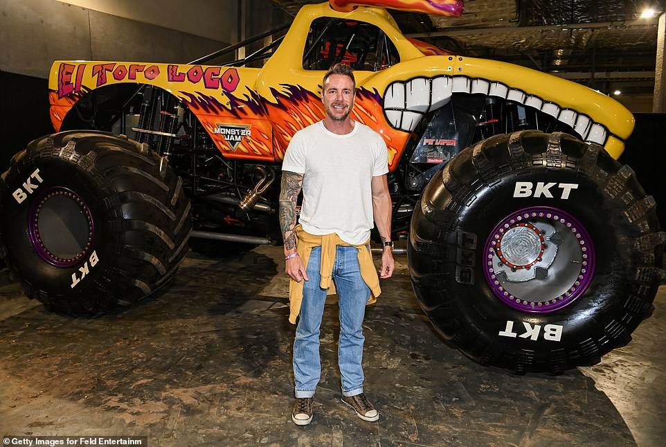 Dax Shepard kept comfortable in a white T-shirt, skinny jeans and sneakers as he posed for a photo in front of El Toro Loco.