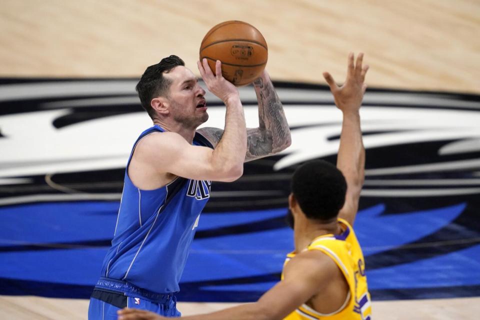 JJ Redick shoots Lakers guard Talen Horton-Tucker during a game when he played with the Mavericks in 2021.