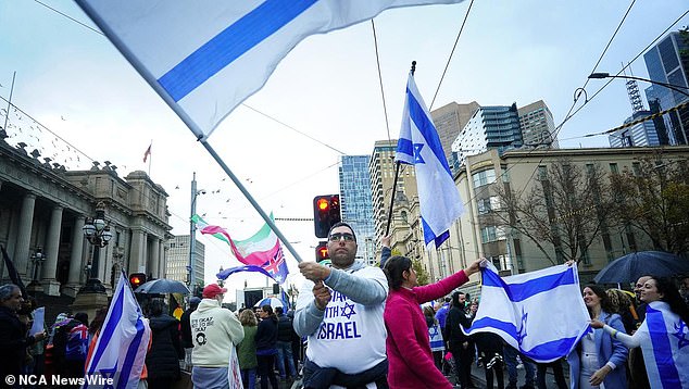 The anti-Semitism demonstration began at 2:30 p.m. (in the photo)