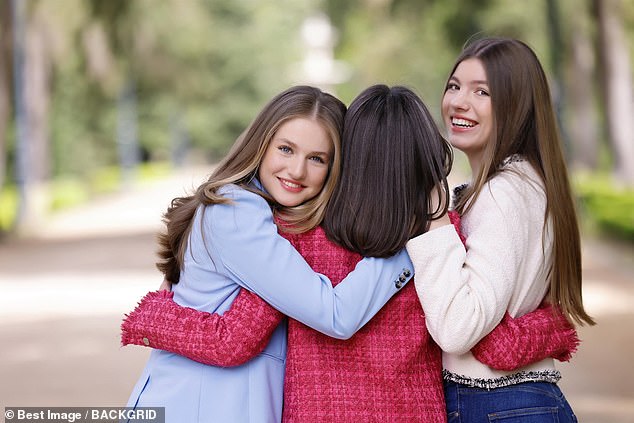 Near; A sweet photo of Queen Letizia hugging her daughters on the official anniversary set was also published.