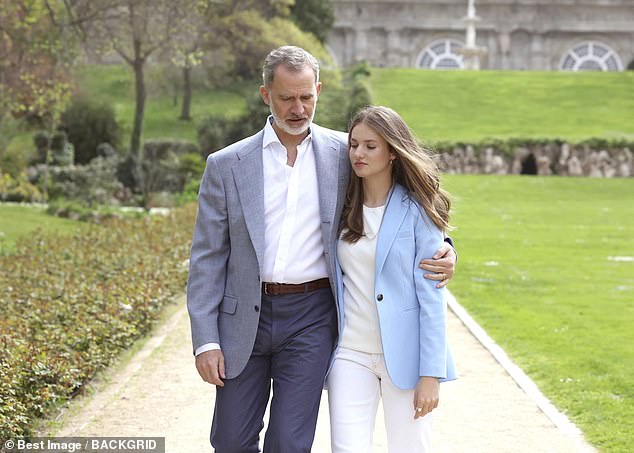 Father and daughter: King Felipe with his family surrounds the crown princess Leonor in the palace grounds