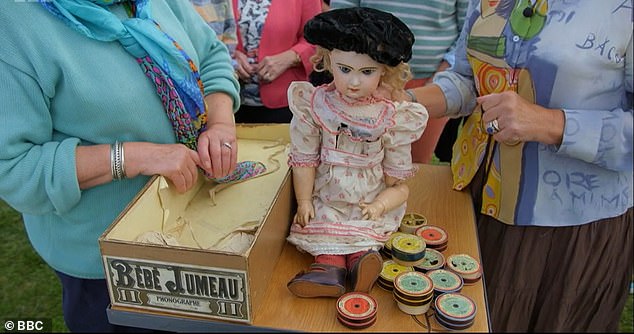 The guest brought the doll with its original clothes, box and French-speaking records that contributed to its high rating.