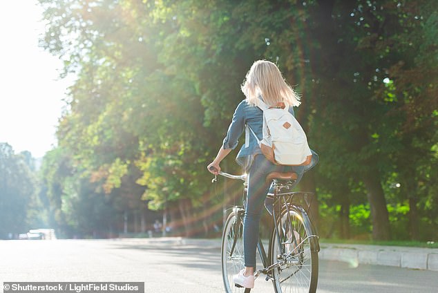 A person riding a bicycle will be able to enter the roundabout and turn right from the left or right lane.