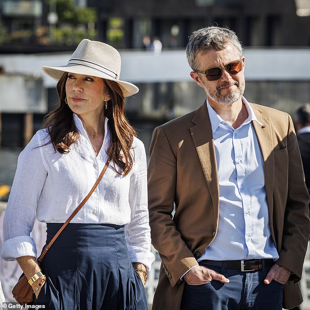 Another photo shows the couple's apparent indifference during the week of their anniversary.