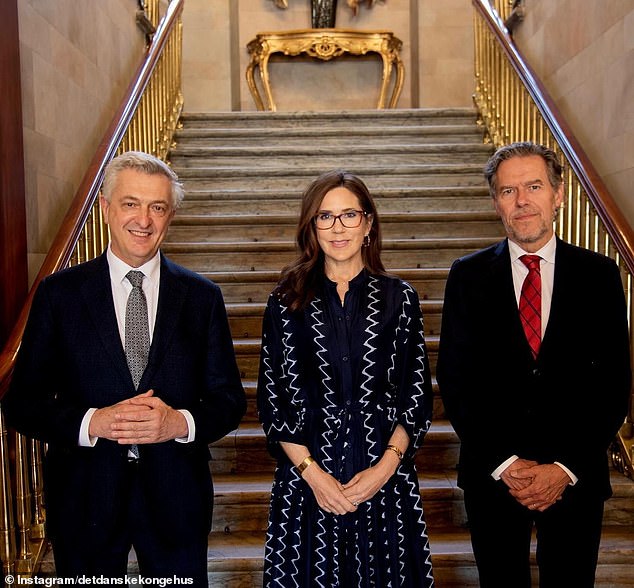 Queen Mary returned home alone to meet with the High Commissioner for Refugees, the Italian Filippo Grandi. This appointment, which was not marked on the couple's public agenda, was confirmed on Instagram by the palace.