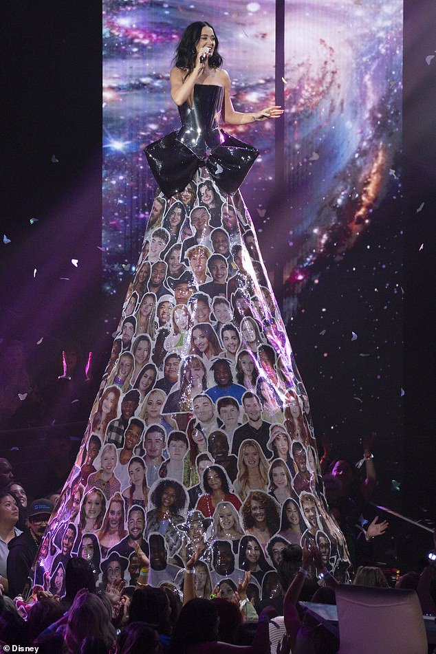 Katy paid tribute to her time on the show, wearing a long skirt with the faces of previous contestants from its seven seasons, while performing an emotional duet with Jack Blocker.