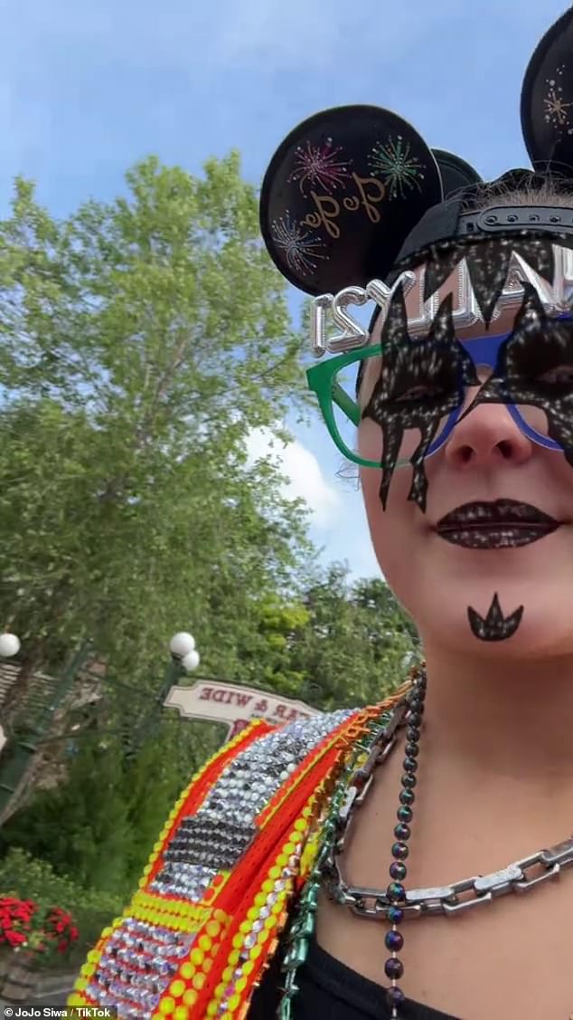 On her outing to Disney, Siwa painted her face and wore a pair of Mickey Mouse ears, a signature souvenir from the theme park.