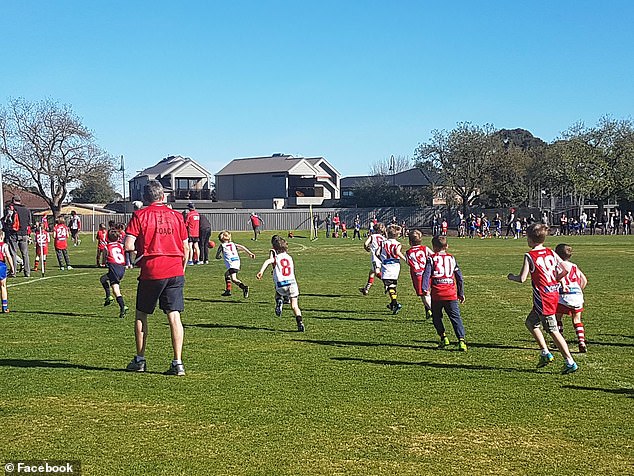 The activist maintains that the soccer club where her son plays is precisely the place where health and well-being are supposed to be promoted. Pictured are Auskick youth from Melbourne's southern district in action.