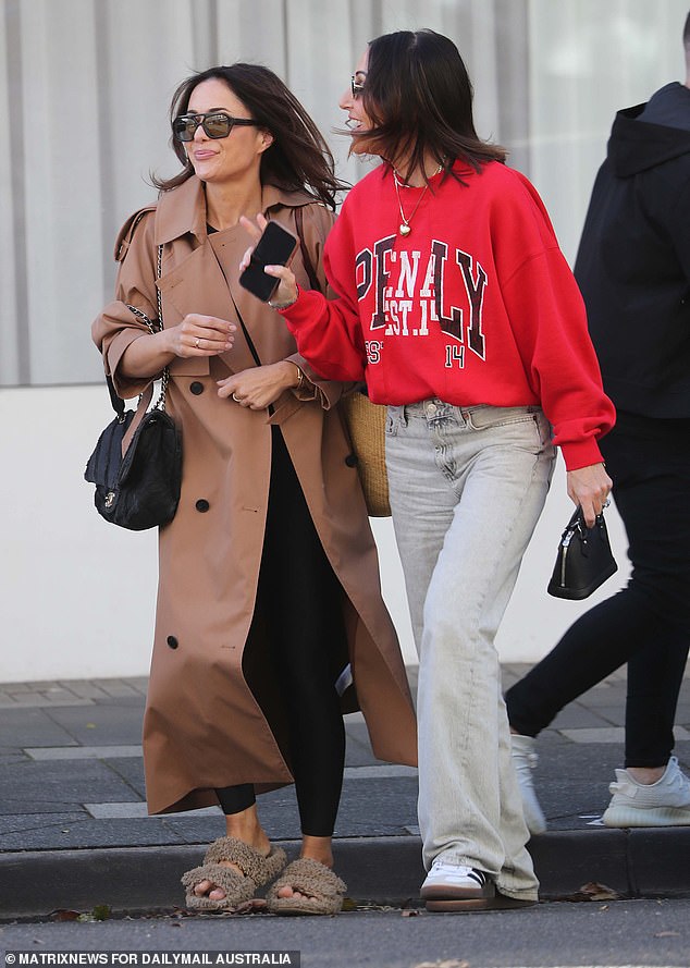 For makeup, the brunette highlighted her cheekbones with peach blush and painted her pout with pink lipstick.