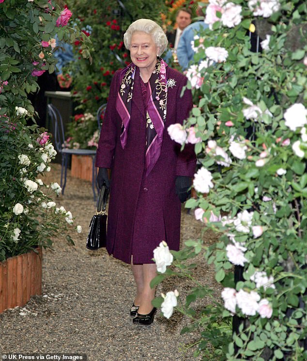 Queen Elizabeth II captivates with her purple dress at the Chelsea Flower Show 2006