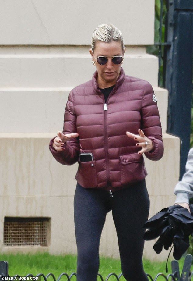 Tania added a pair of black leggings and white sneakers, while wearing a pair of sunglasses.