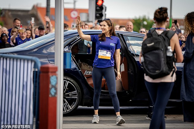 Greetings to the fans! The Queen smiled as she greeted royal watchers and race spectators upon her arrival.