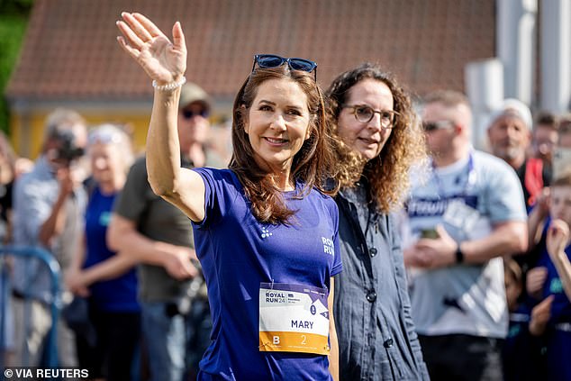 Maria greeted the royal fans before the start of the race.