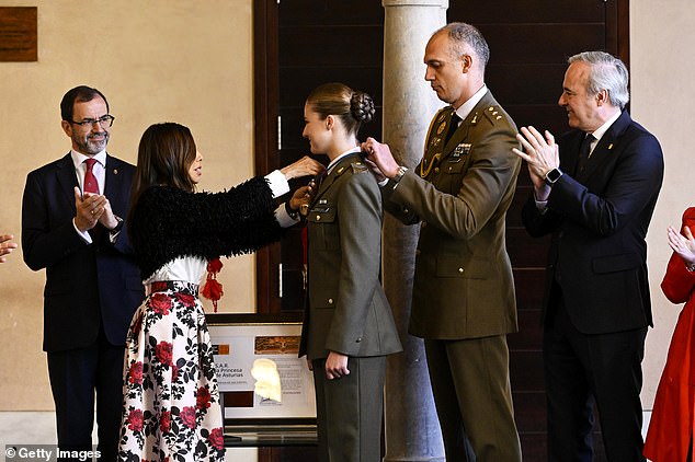 In the photo: Princess Leonor receives the Medal of the Cortes during the ceremony at the Aljafería Palace.