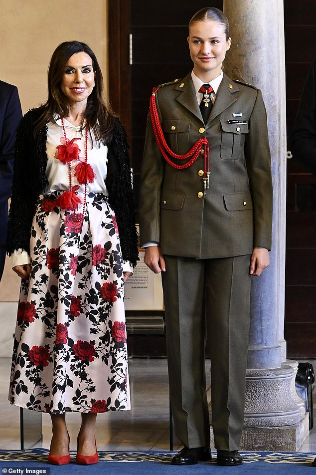 For the occasion, Princess Leonor looked elegant in her khaki uniform, red military beret and black boots.