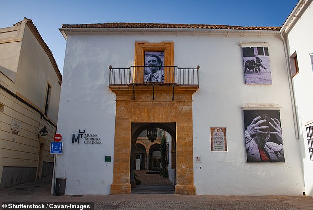 Jeremy walks 'sober' through the bullfighting museum of Córdoba