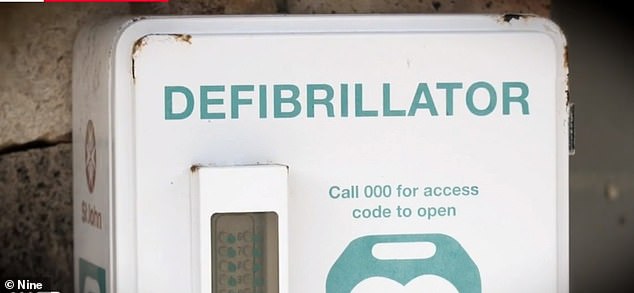 A local internet user tried in vain to access a defibrillator after calling triple-0, waiting a crucial seven minutes before receiving a PIN code to open the device.