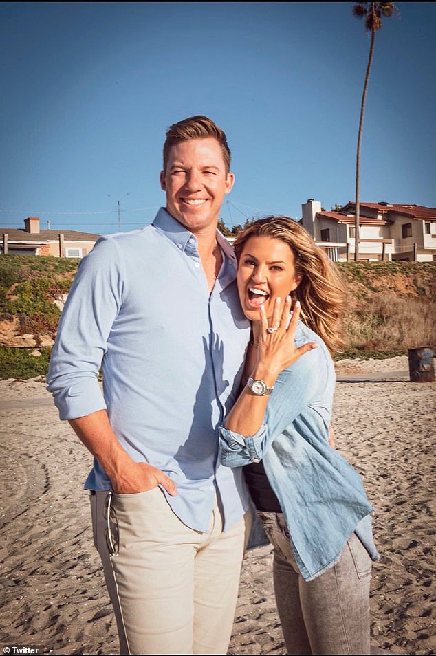 The couple got engaged on a beach with the journalist showing the ring on social networks