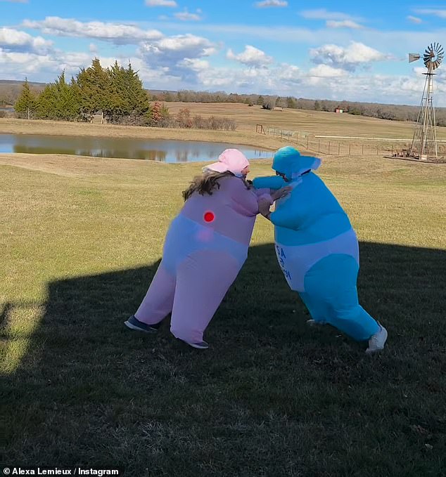 During the rest of the clip, family members also guessed the gender, and at the end, two people dressed in inflatable boy and girl costumes battled on the grass.