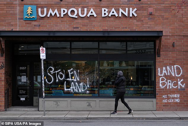 The Democrat-run city now has one of the most deserted urban centers in the United States: with the elimination of Walmarts, two of the last remaining bastions in an exit of Portland businesses, such as the downtown branch of Umpqua Bank ( in the photo), were rejected. also