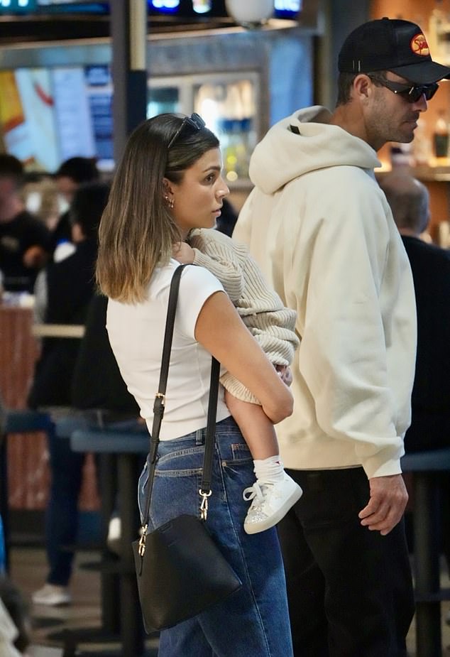 Annelyse looked stylish in blue jeans and a white t-shirt.