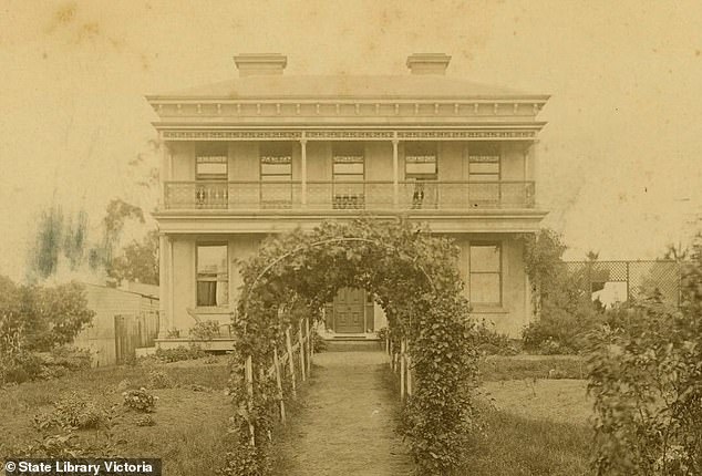 The dilapidated Italianate manor property, built around 1876, sits on a 2,000 square meter princely estate and overlooks the Yarra River.