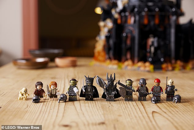 The awesome features ten minifigures of famous characters, including Mouth of Sauron, Orc, Sauron, Frodo, Sam, Gollum and Gothmog.