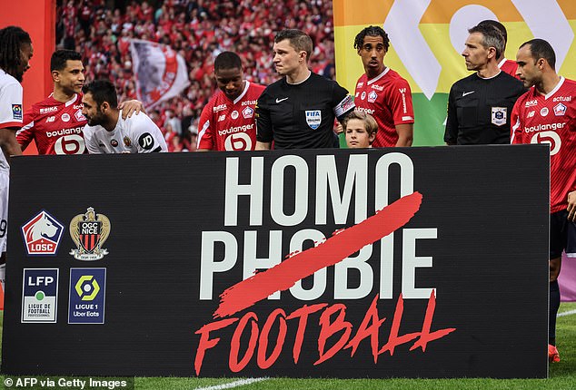 The players had to stand in front of a banner against homophobia (in the photo from the Lille-Nice match)