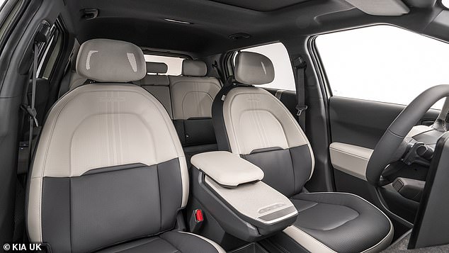 Kia has prioritized sustainability: the cabin uses 28.5kg of recycled materials with reused plastic, fabrics and biodegradable paint, to name just a few materials.