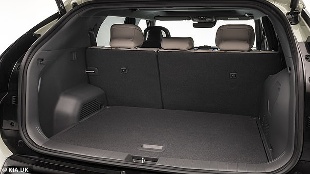 The trunk offers 460 liters of rear cargo space. The luggage board is adjustable with two levels, with 140mm of playing height, which is ideal for family holidays.