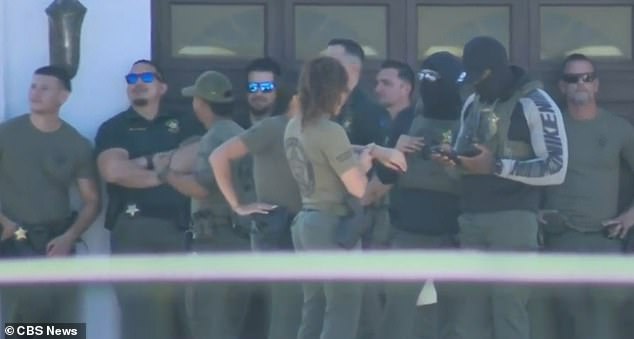 Dozens of Broward Sheriff's Office deputies were seen at his mansion in the area of ​​southwest 146th Avenue and 46th Street.