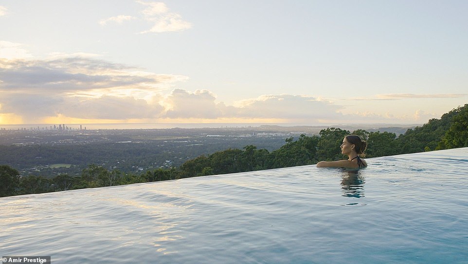 The structure of the house was expertly designed to offer panoramic views of the city.