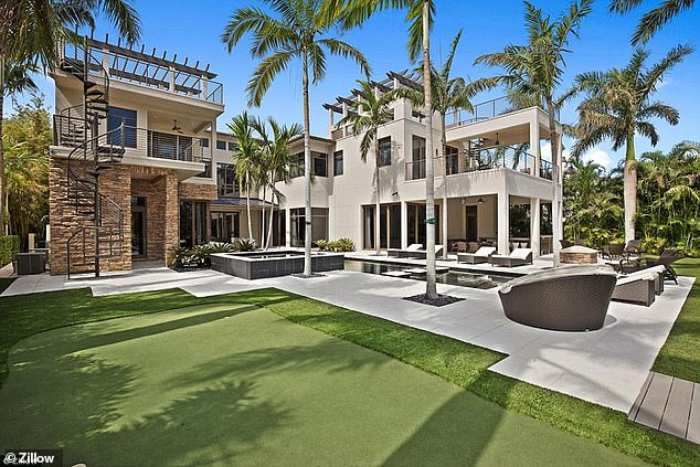 They once lived in this 12,800-square-foot, £7.6 million ($9.5 million) mansion in Palm Beach Gardens, Florida, before later moving down the road to Jupiter.