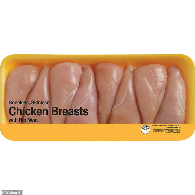 The TikToker was almost speechless when he saw that the weight of the Walmart chicken breast, after trimming it, weighed 392 grams.