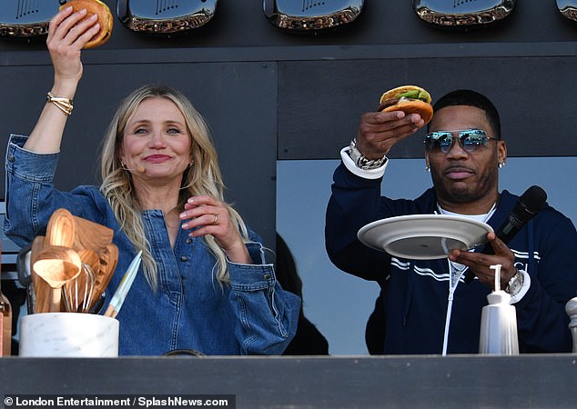 They prepared Cuban hamburgers together and even toasted the audience while smiling.