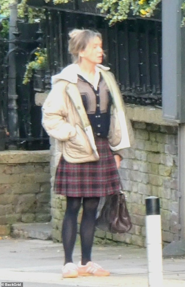 Getting right into character, Renée wore a green quilted jacket and a vintage blue and gray cardigan, paired with a rather short red tartan skirt that would have driven her former boss and ex-lover Daniel Cleaver (Hugh Grant) crazy.