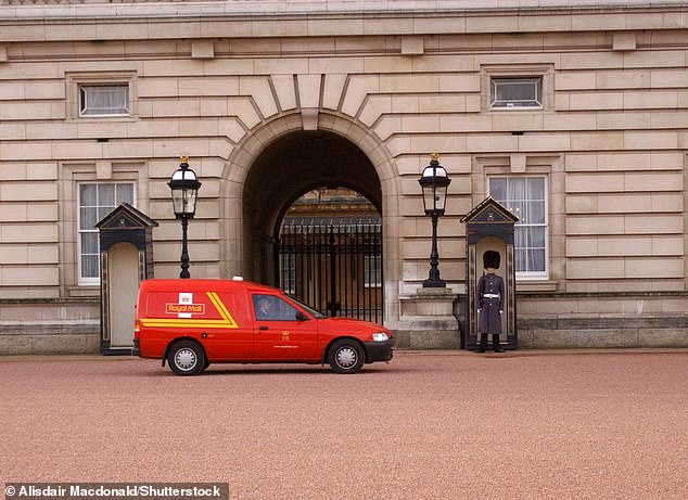 A special Royal Mail van arrives with the daily mail – up to 5,000 items at a time – so that the private secretaries, who usually arrive before 7am, can review each letter and choose which ones to place before Her Majesty when she sits down. his desk. at 9.30