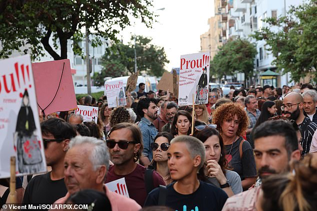 The protesters staged another protest this Friday against tourist overcrowding in Ibiza