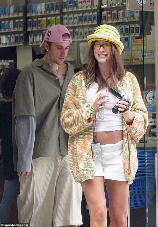 1716684614 529 Pregnant Hailey Bieber shows off her growing baby bump as